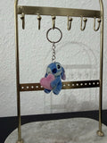 Schlüsselanhänger Stitch mit rosa Herz – Plüsch Kawaii Accessoire
