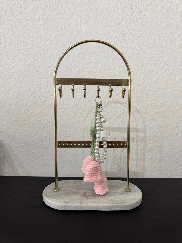 Schlüsselanhänger Häkel-Tulpe – Handgemacht mit Perlenkette