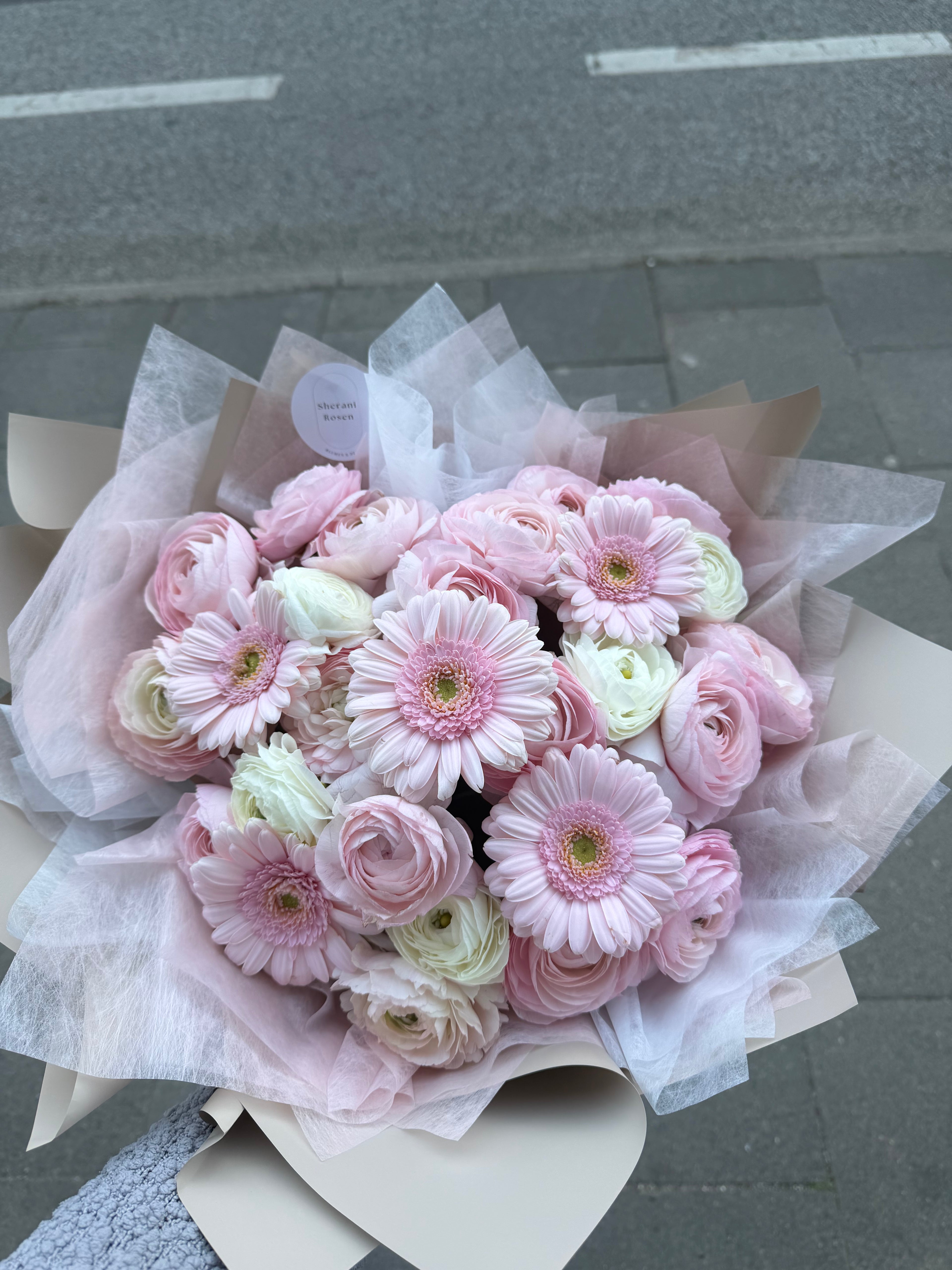 30 weiß-rosa Ranunkeln, 5 Gerbera
