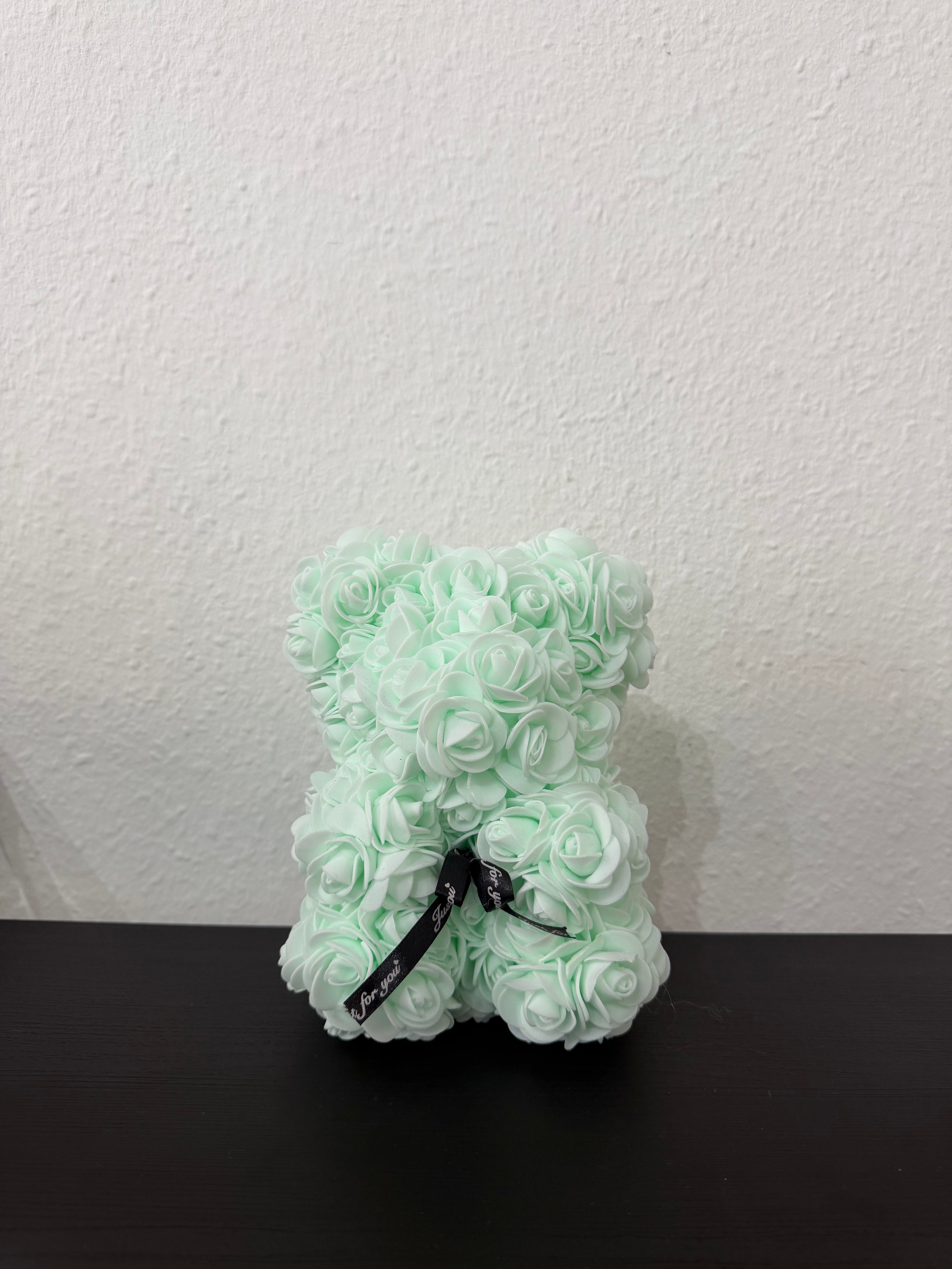 Rosenbär mit Schleife – Kunstrosen-Dekobär