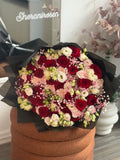 30 rote Rosen, 20 rosa Nelken, 20 Eustoma, rosa Schleierkraut