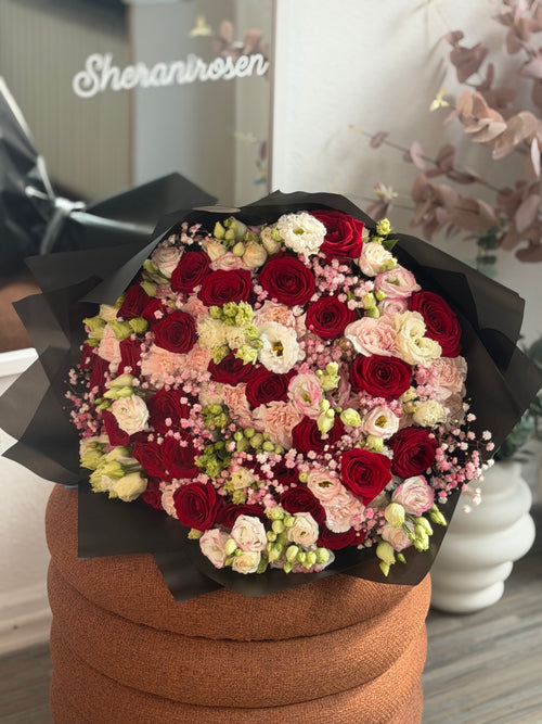 30 rote Rosen, 20 rosa Nelken, 20 Eustoma, rosa Schleierkraut