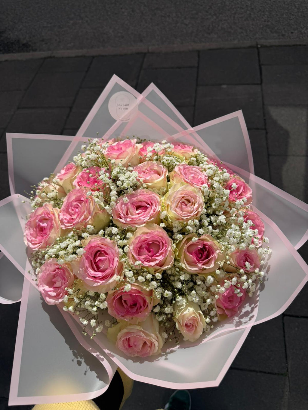 25 rosa Rosen mit Schleierkraut
