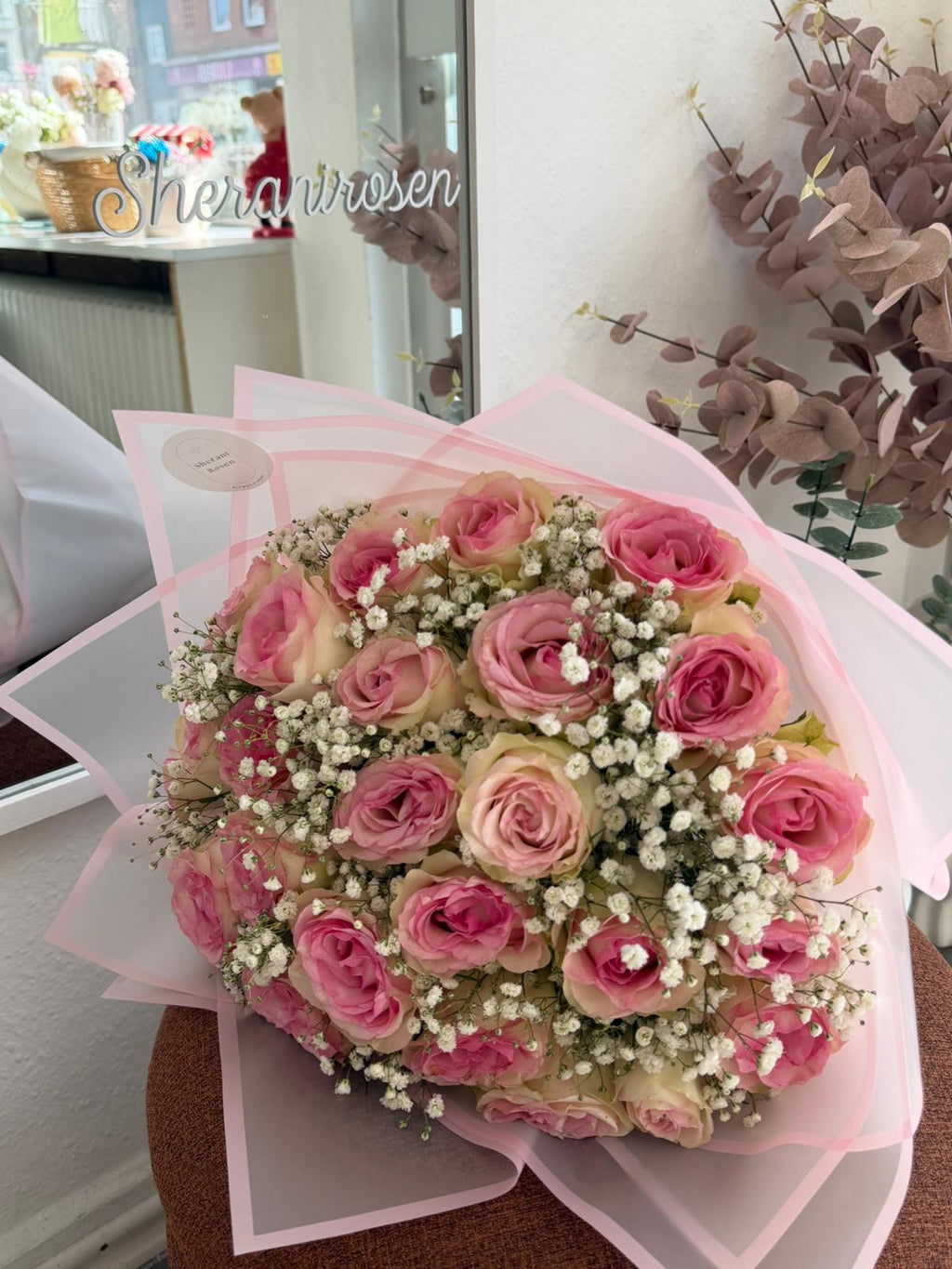 25 rosa Rosen mit Schleierkraut