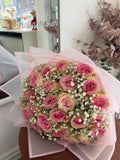 25 rosa Rosen mit Schleierkraut
