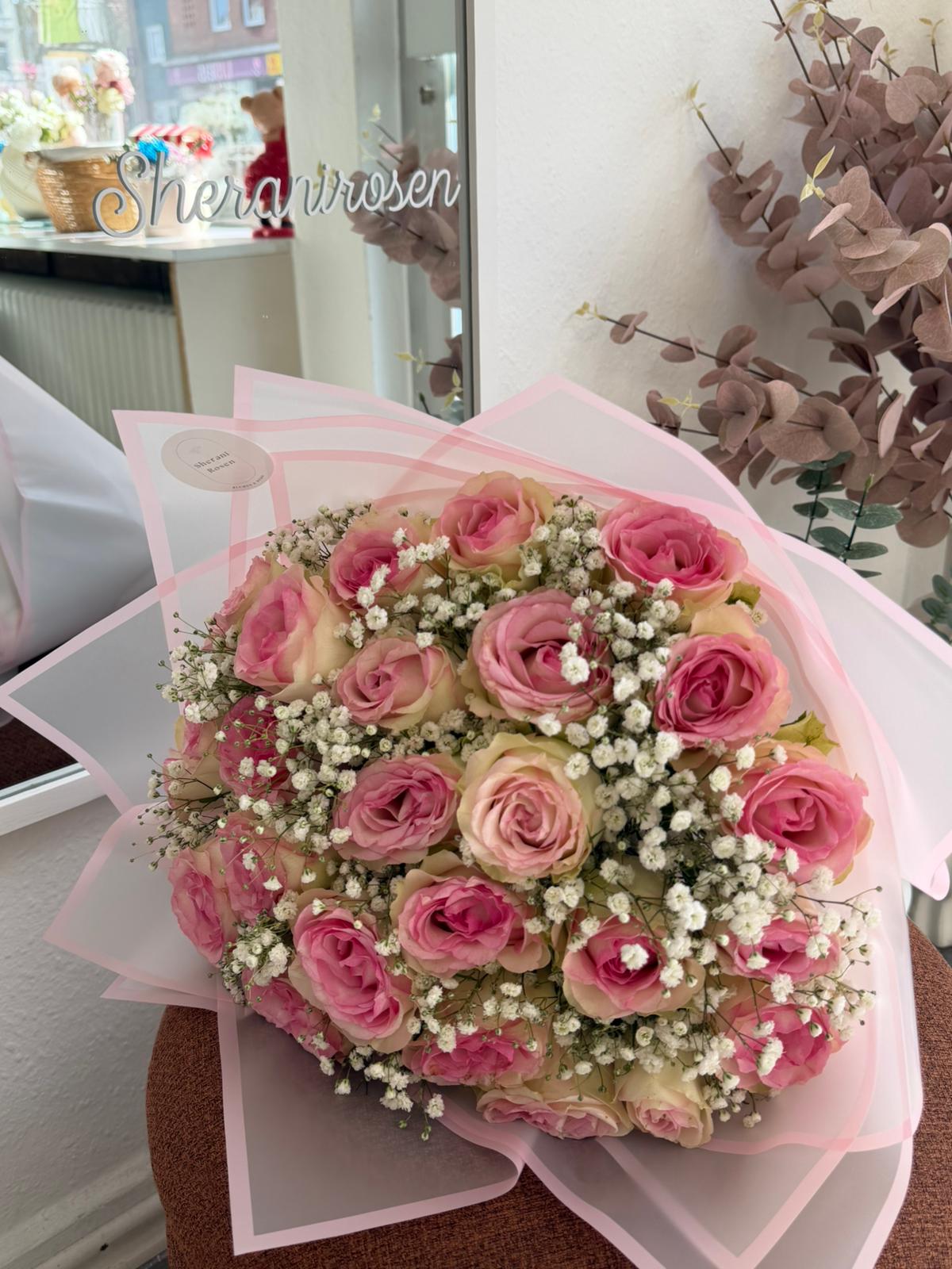 25 rosa Rosen mit Schleierkraut