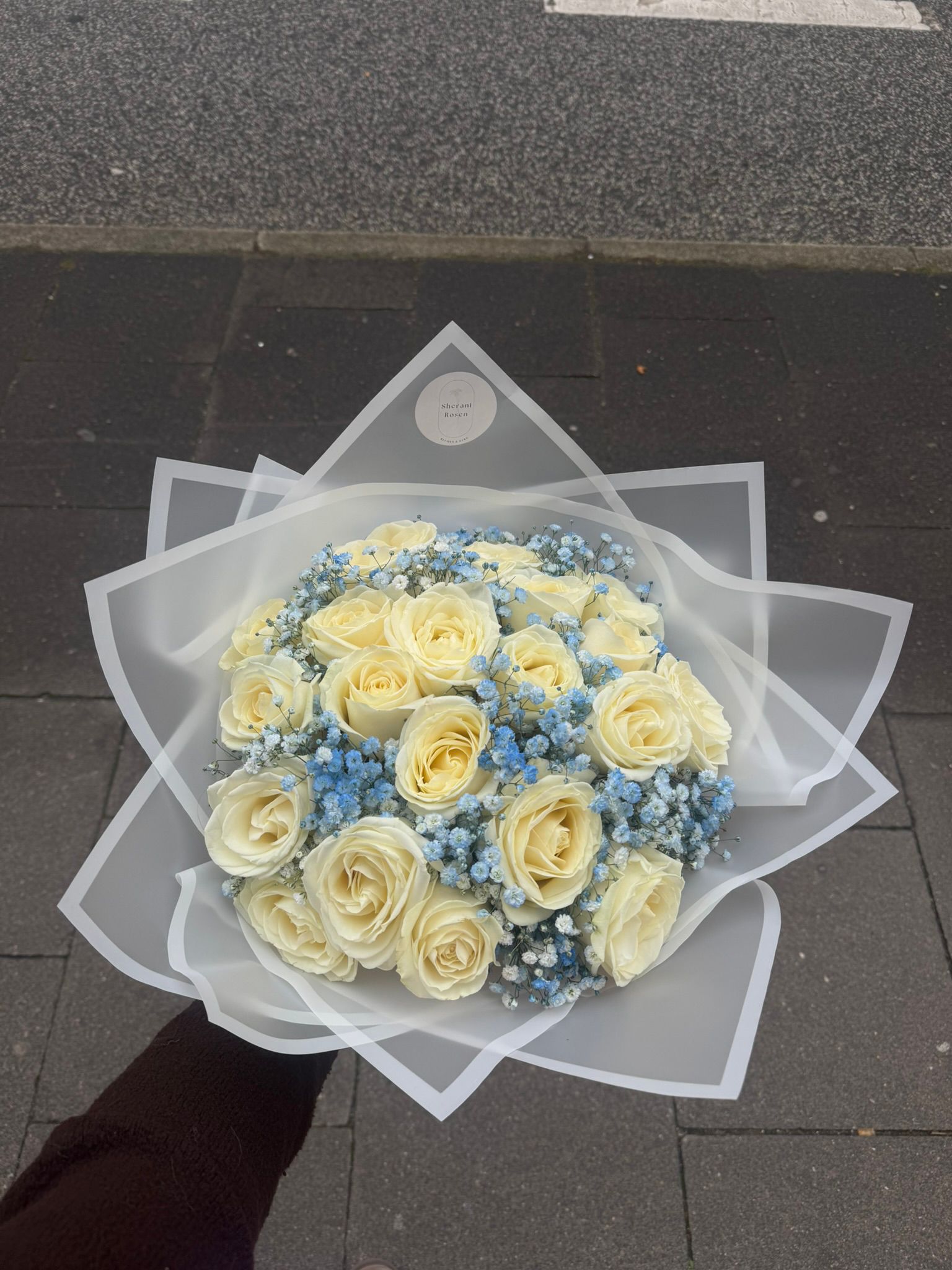 20 weiße Rosen mit Schleier