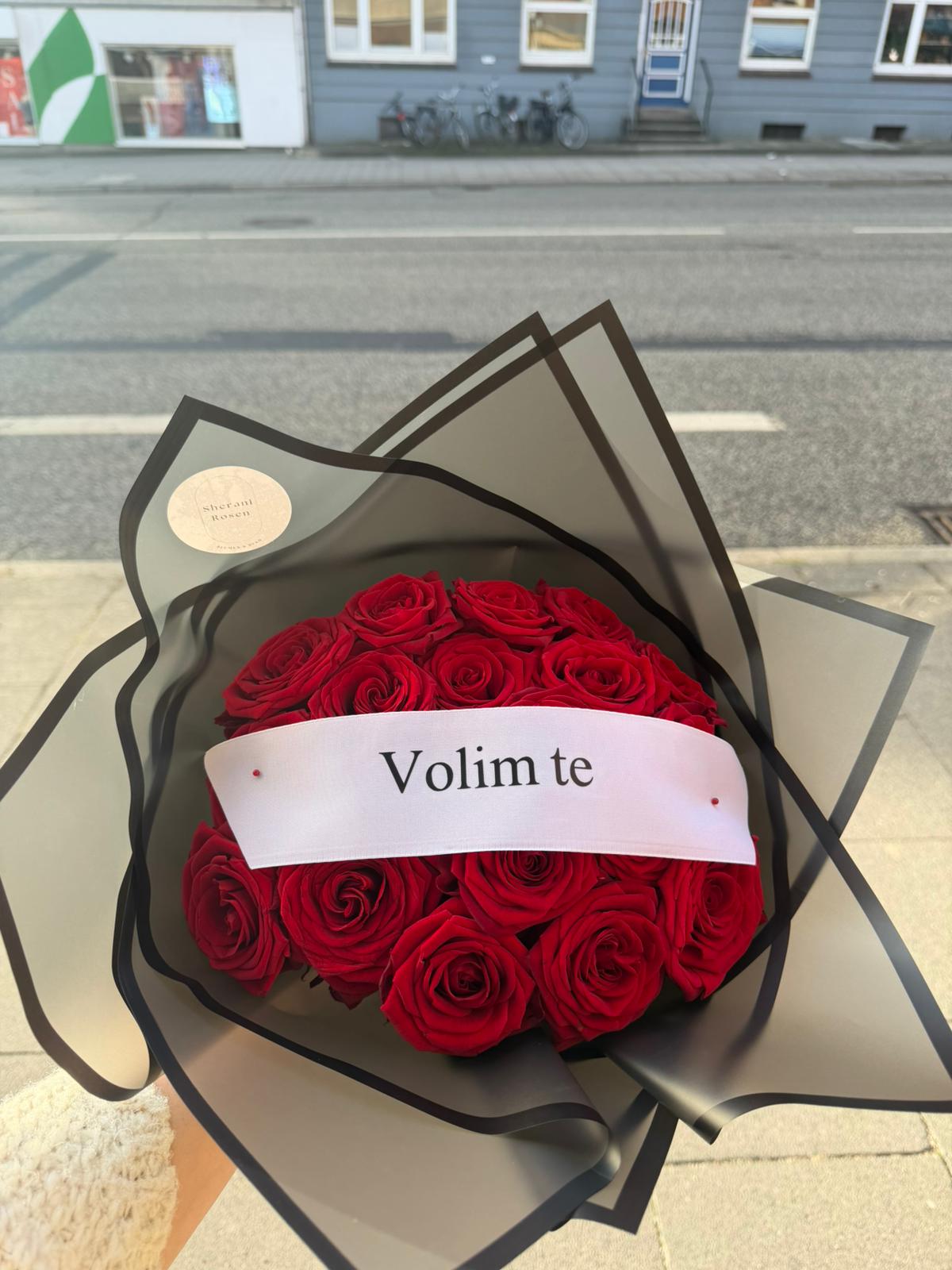 30 rote Naomi-Rosen