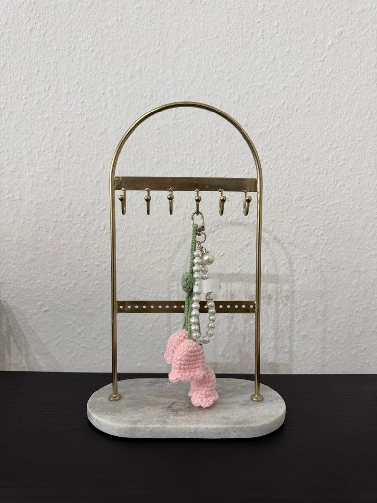 Schlüsselanhänger Häkel-Tulpe – Handgemacht mit Perlenkette